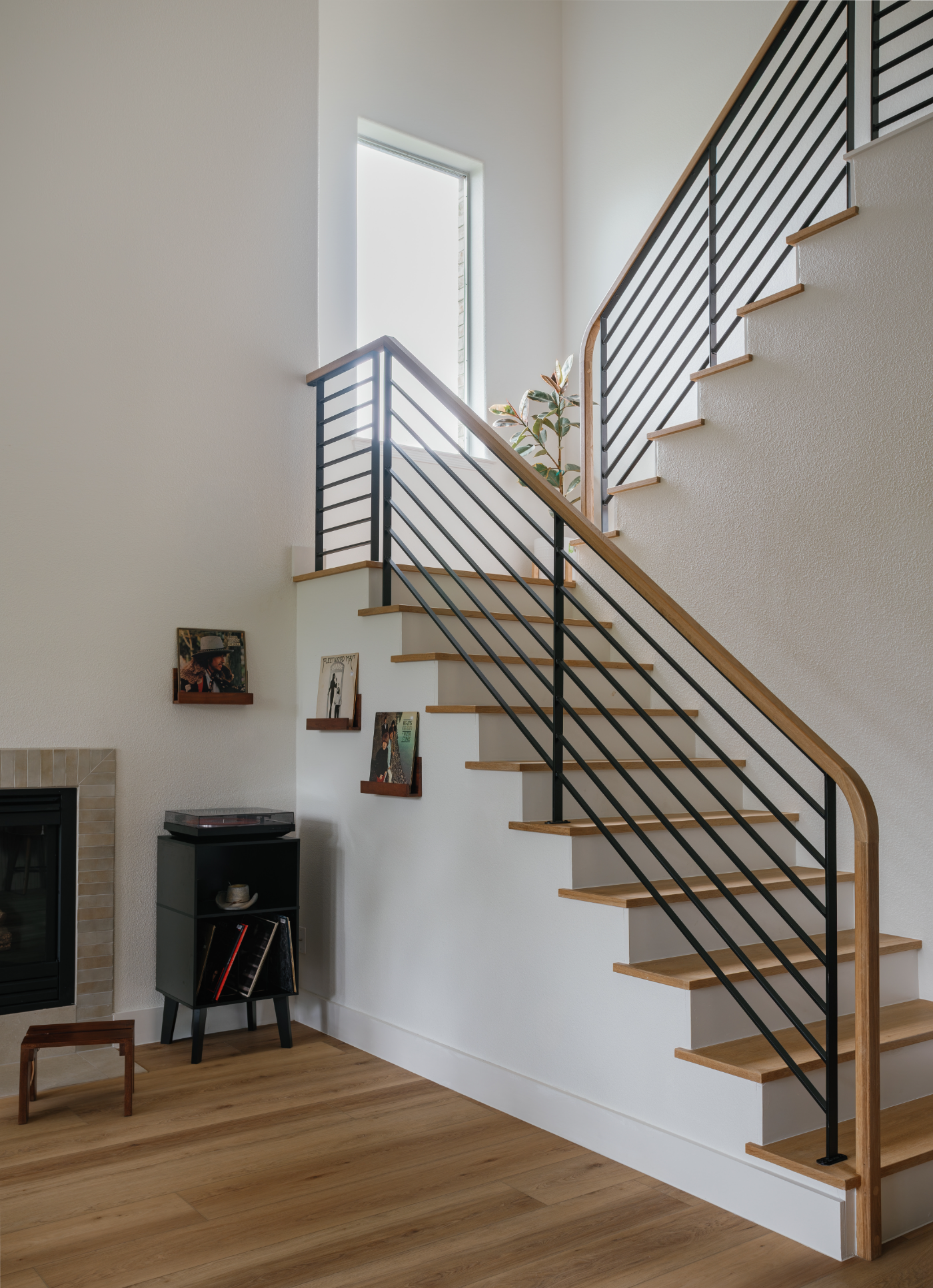 Open-tread staircase with vinyl shelves